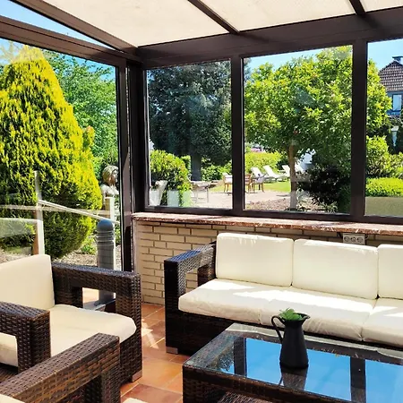 Strandnahe Luxus-ferienwohnung Mit Terrasse Und Parkplatz Scharbeutz
